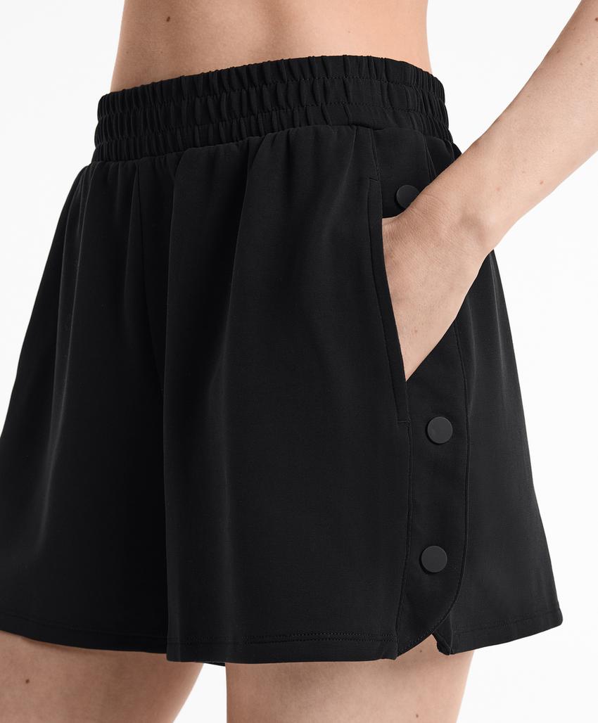 Шорты с боковыми пуговицами и мягким прикосновением из модала