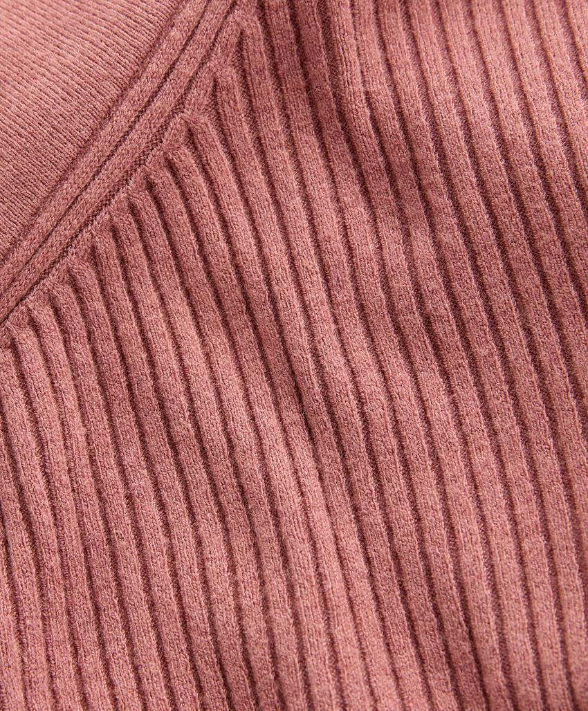 Половинка вязаного свитера с перекрещивающимся узором