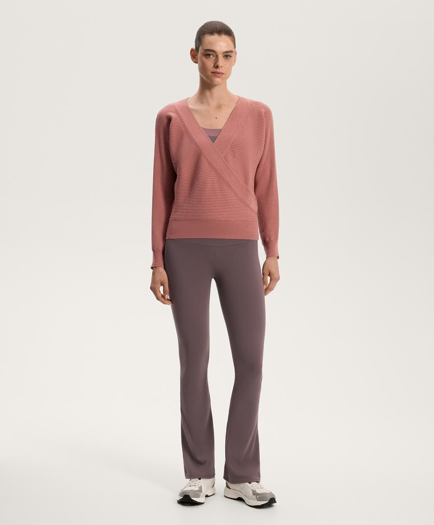 Половинка вязаного свитера с перекрещивающимся узором