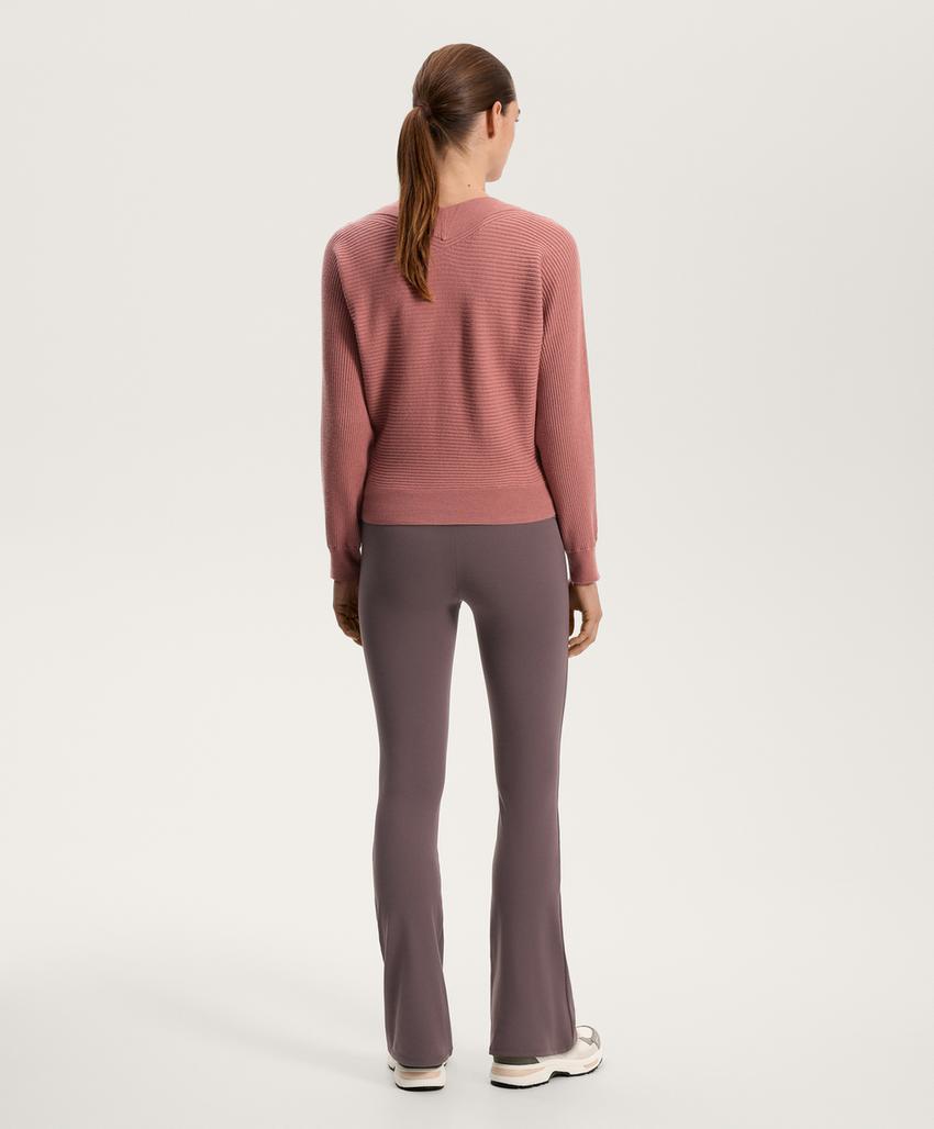 Половинка вязаного свитера с перекрещивающимся узором