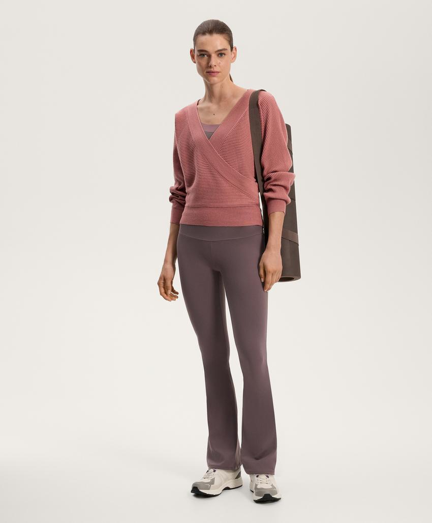 Половинка вязаного свитера с перекрещивающимся узором