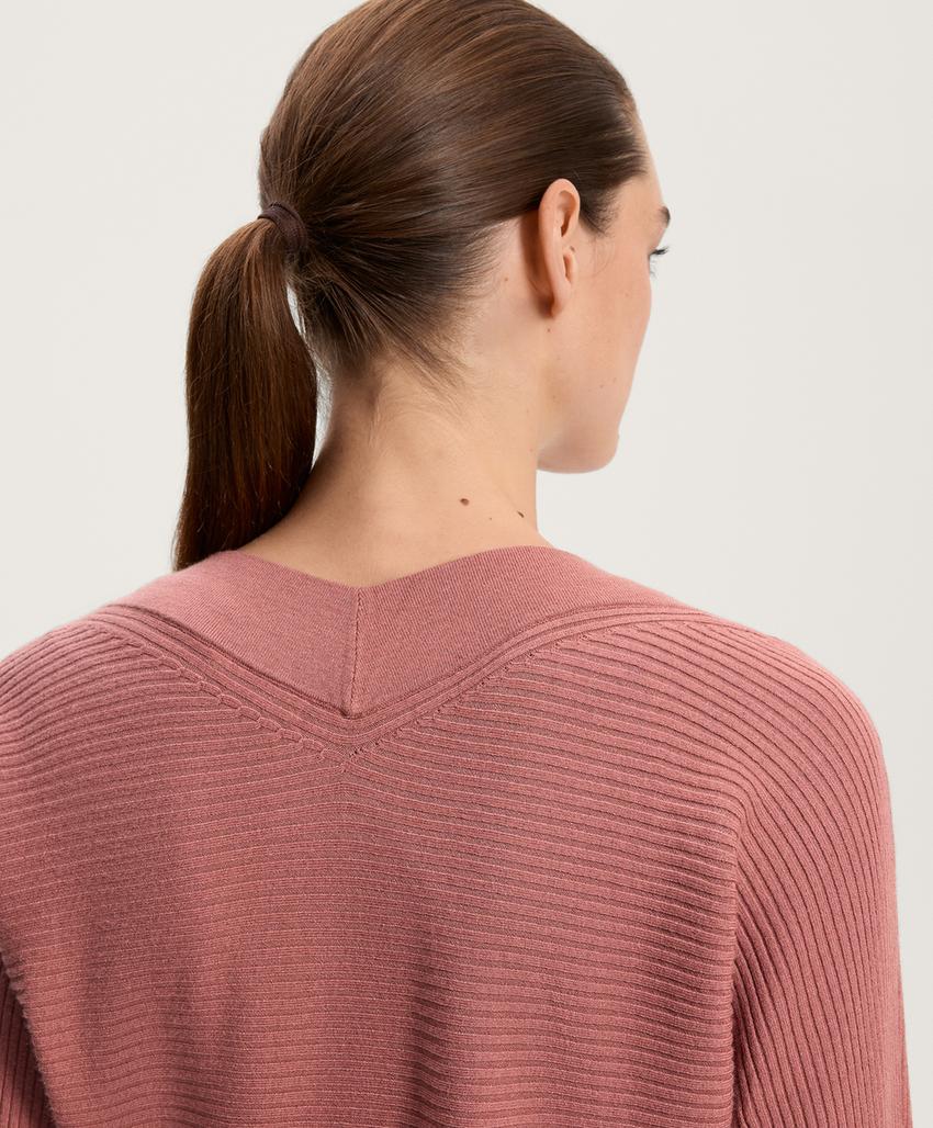 Половинка вязаного свитера с перекрещивающимся узором