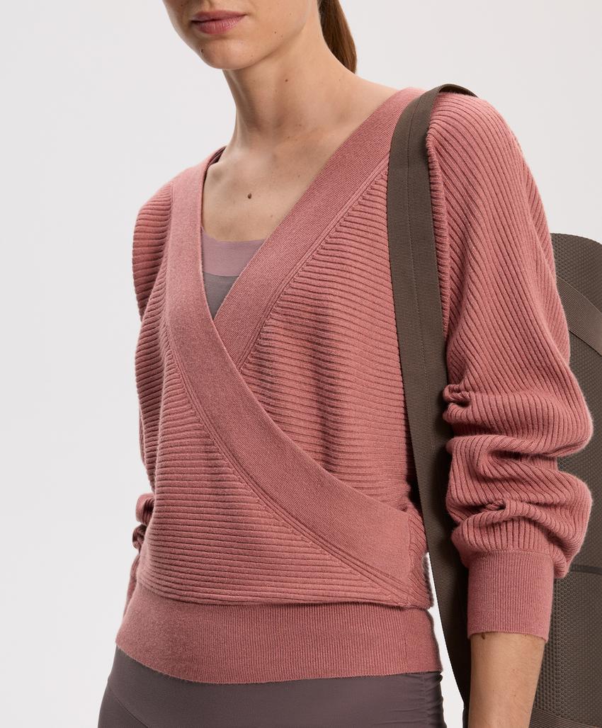 Половинка вязаного свитера с перекрещивающимся узором