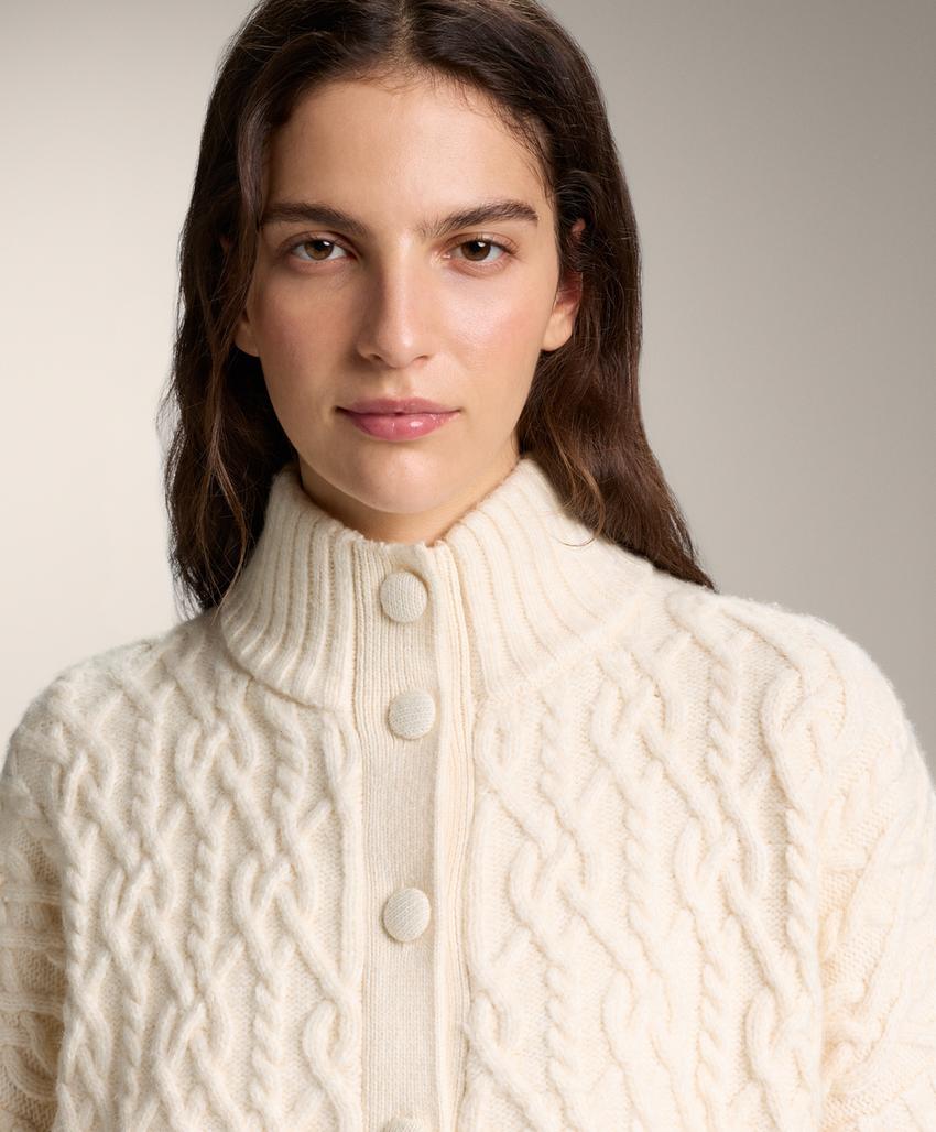 Куртка-бомбер из косички с пуговицами