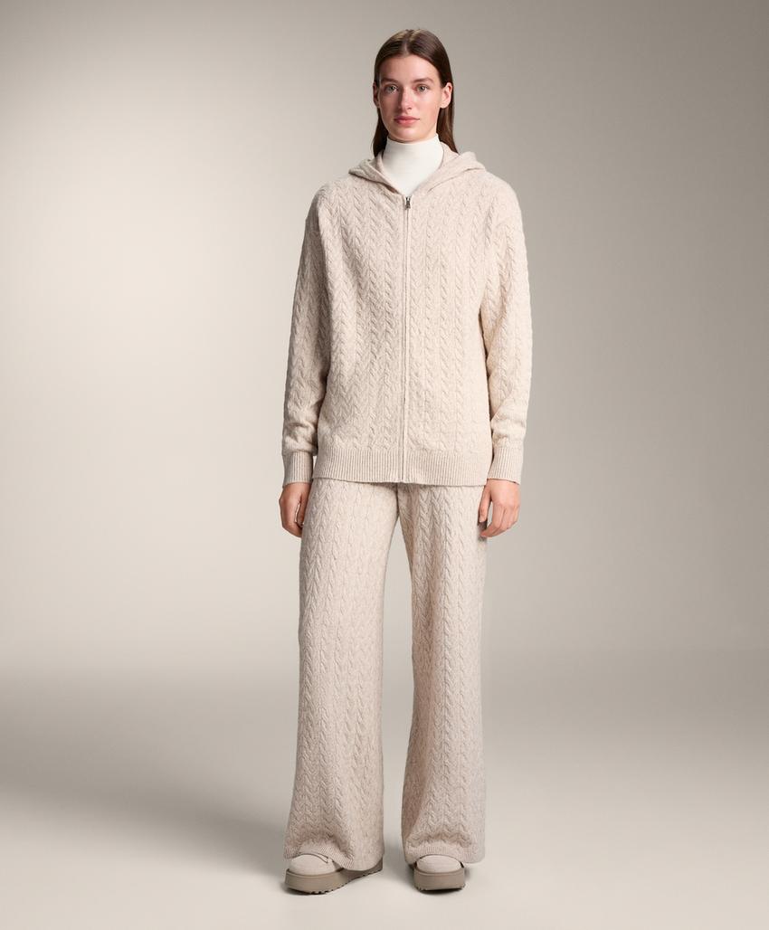 Длинный жакет с капюшоном из косички