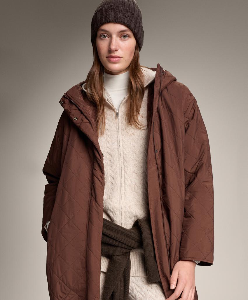 Длинный жакет с капюшоном из косички