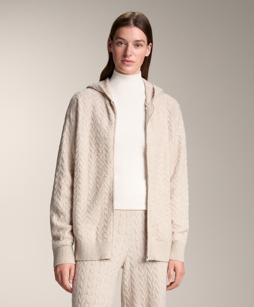 Длинный жакет с капюшоном из косички