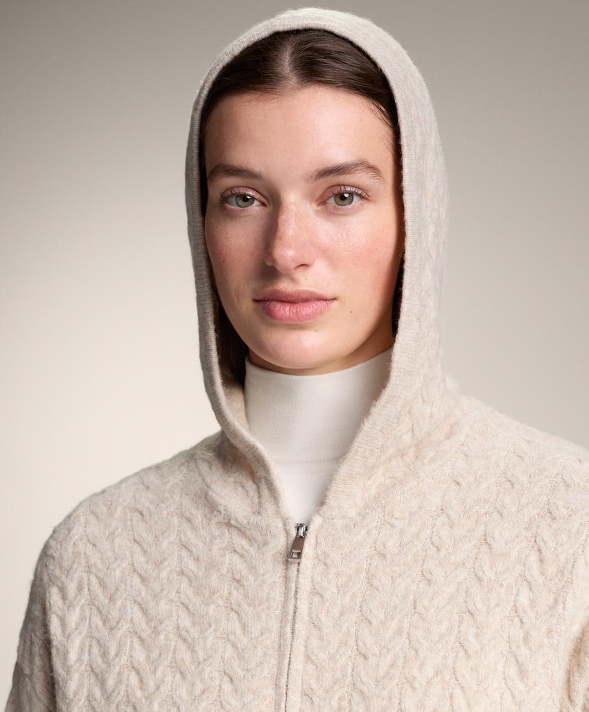 Длинный жакет с капюшоном из косички