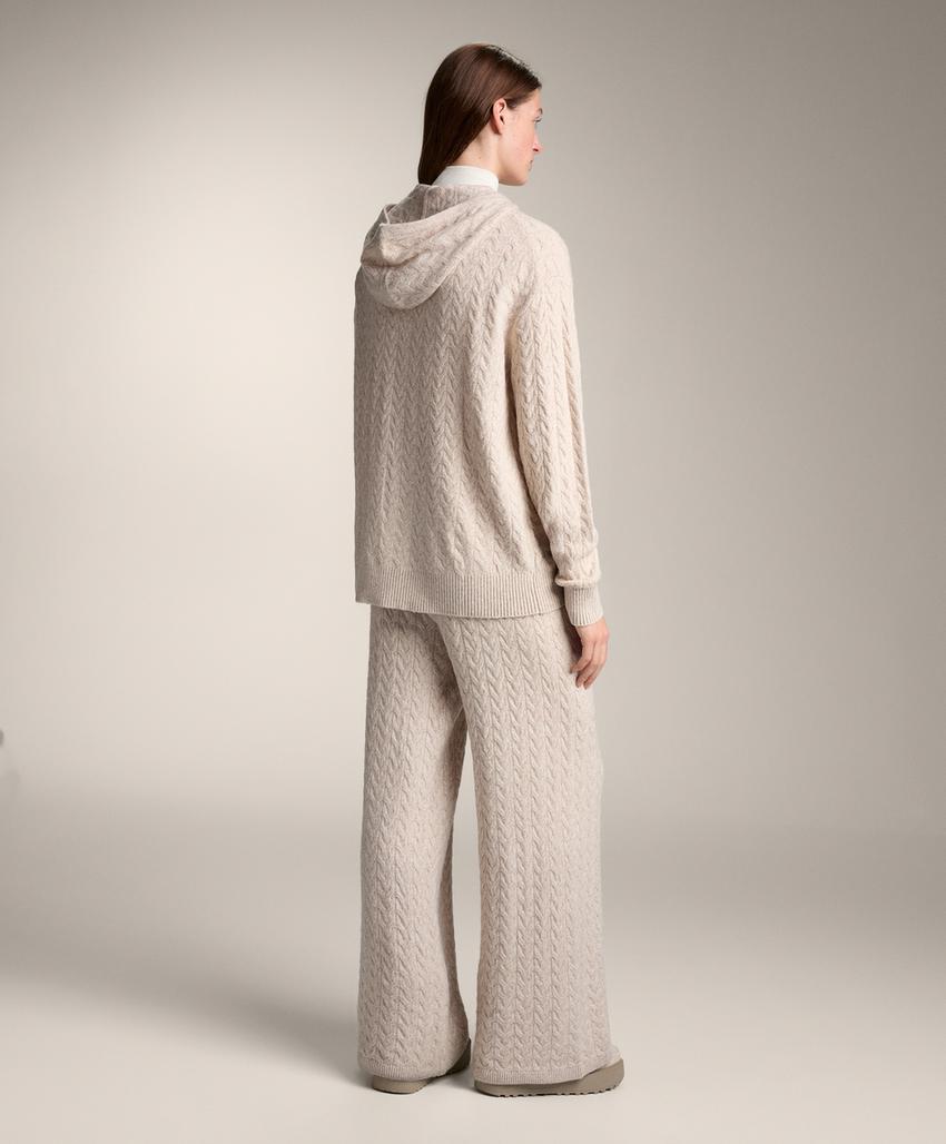 Длинный жакет с капюшоном из косички