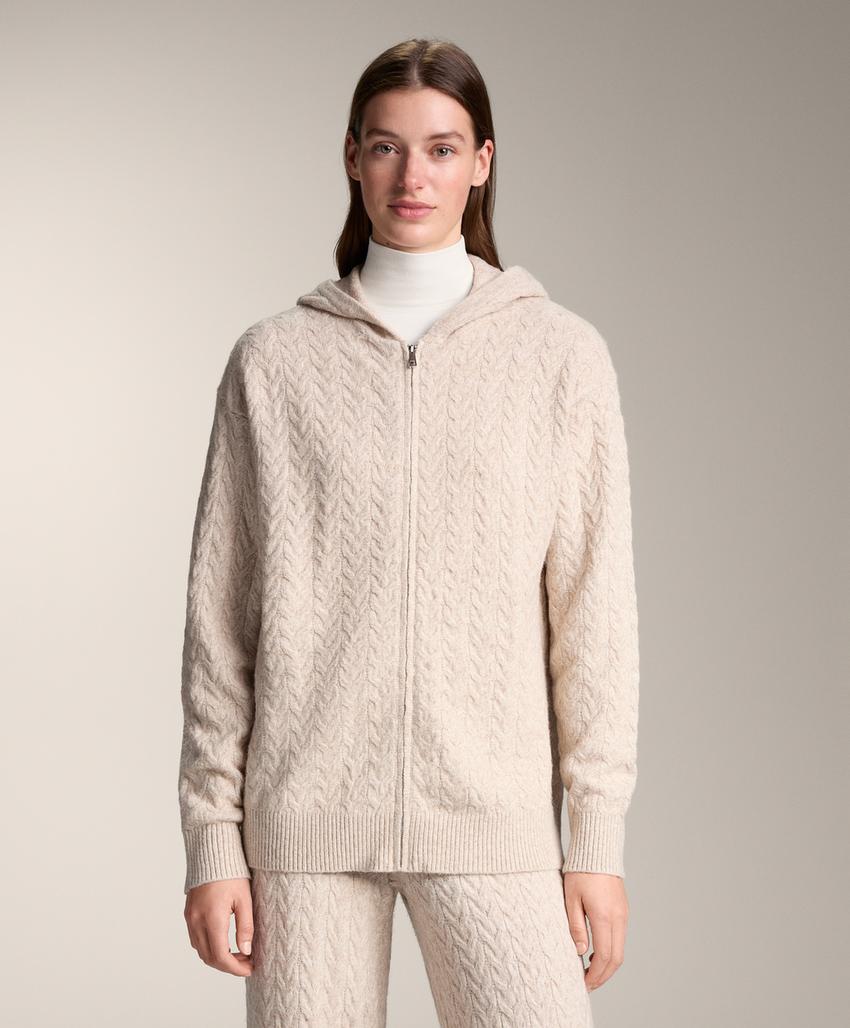 Длинный жакет с капюшоном из косички