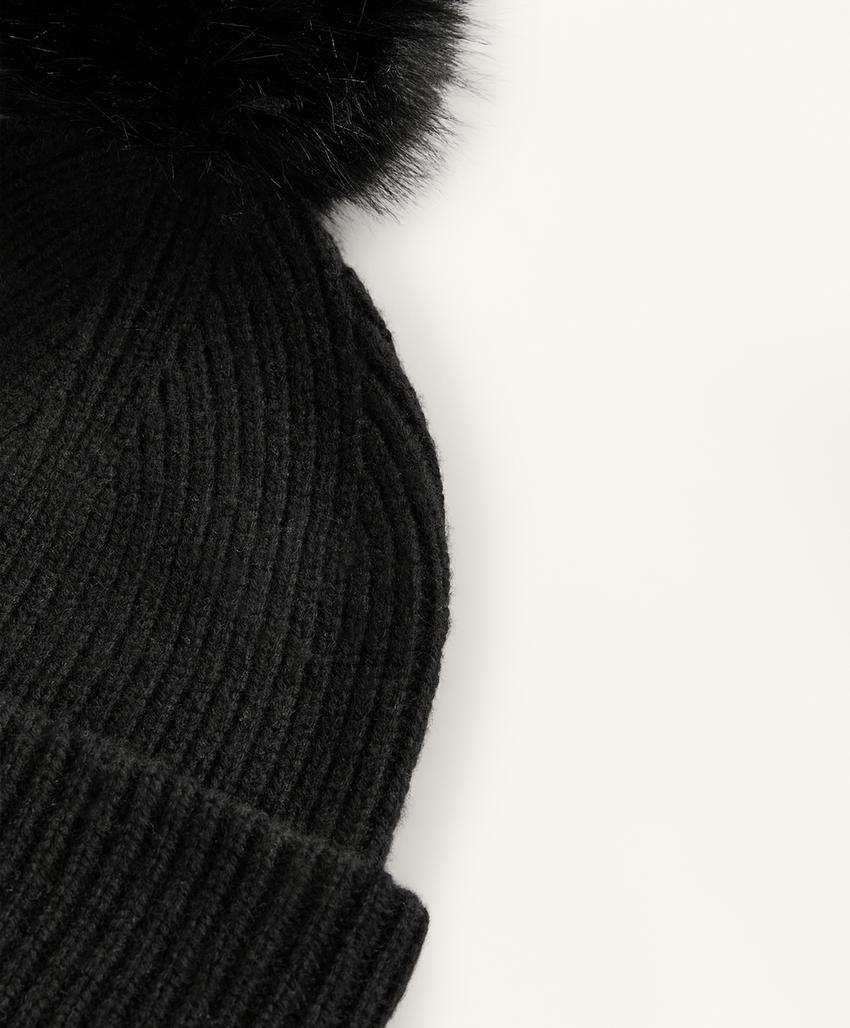 Шапка из смесовой шерсти с бубенцом