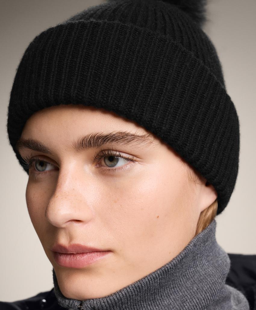 Шапка из смесовой шерсти с бубенцом