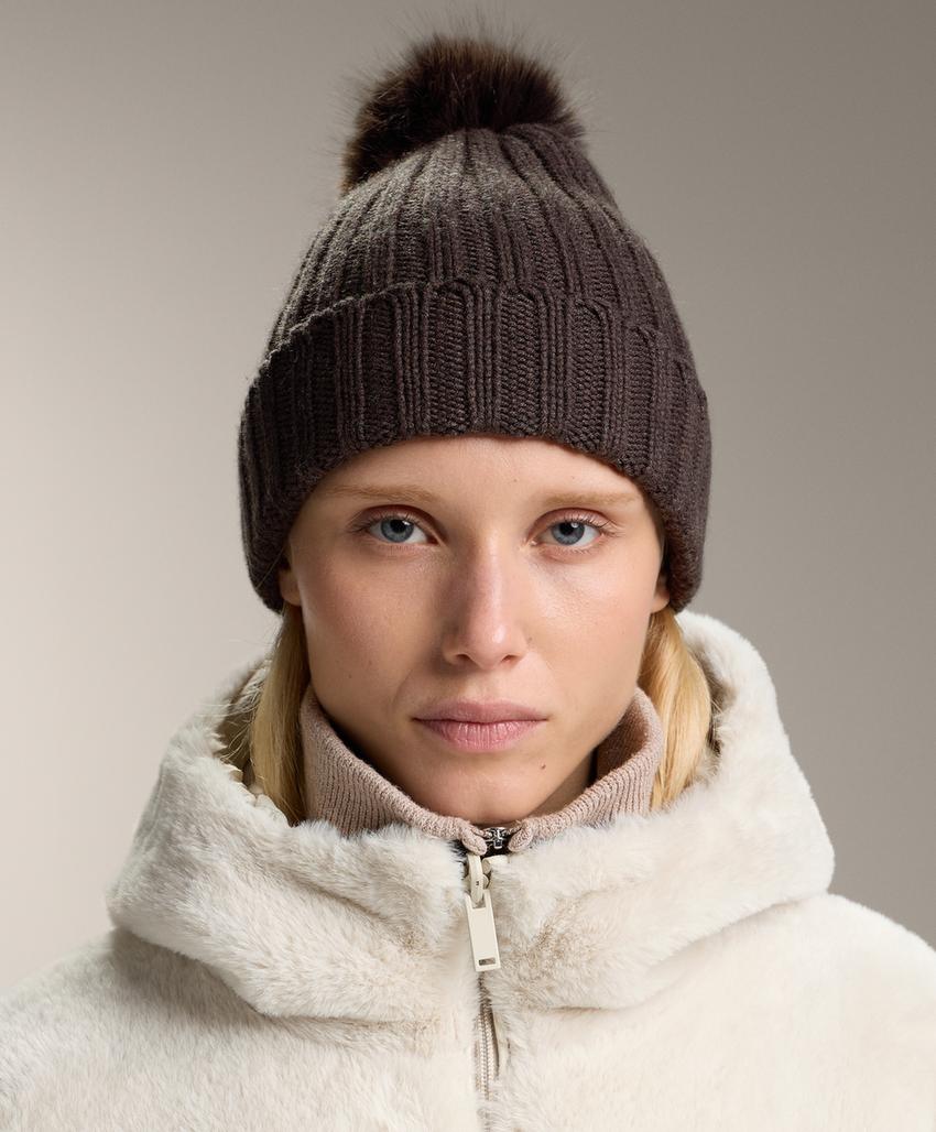 Шапка с помпоном из вязаного меха