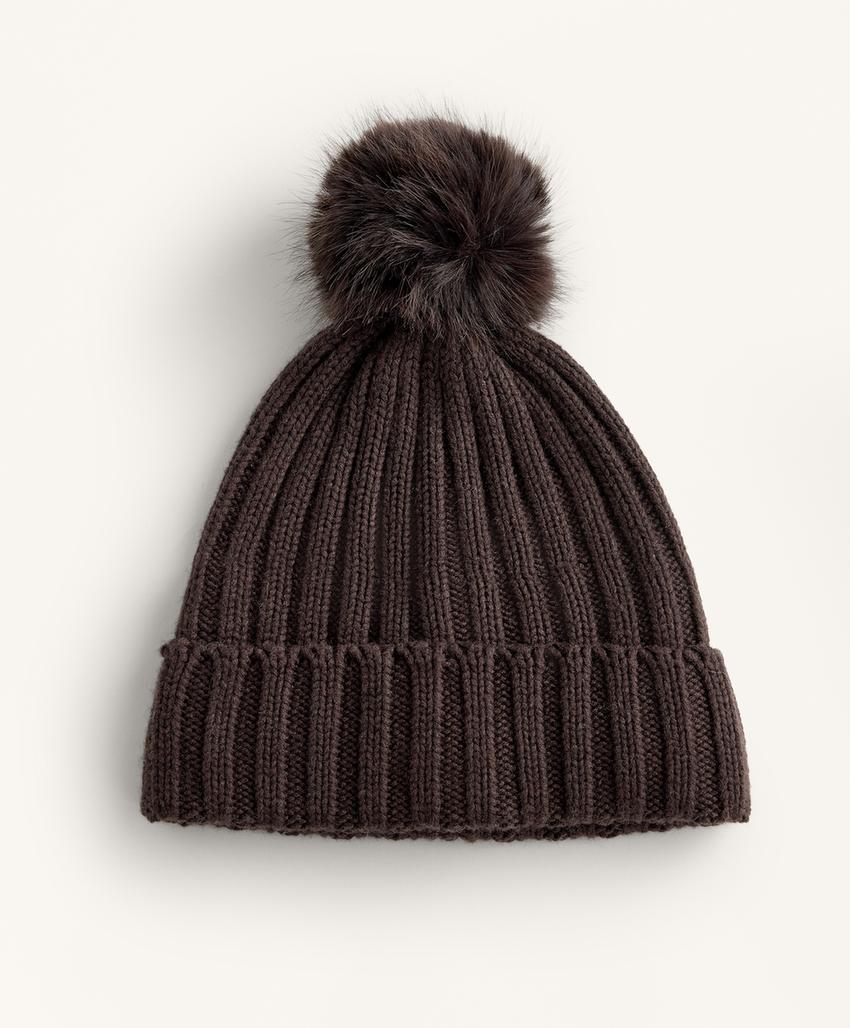 Шапка с помпоном из вязаного меха