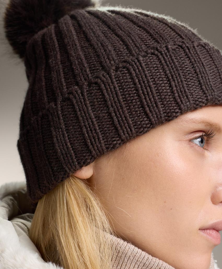 Шапка с помпоном из вязаного меха