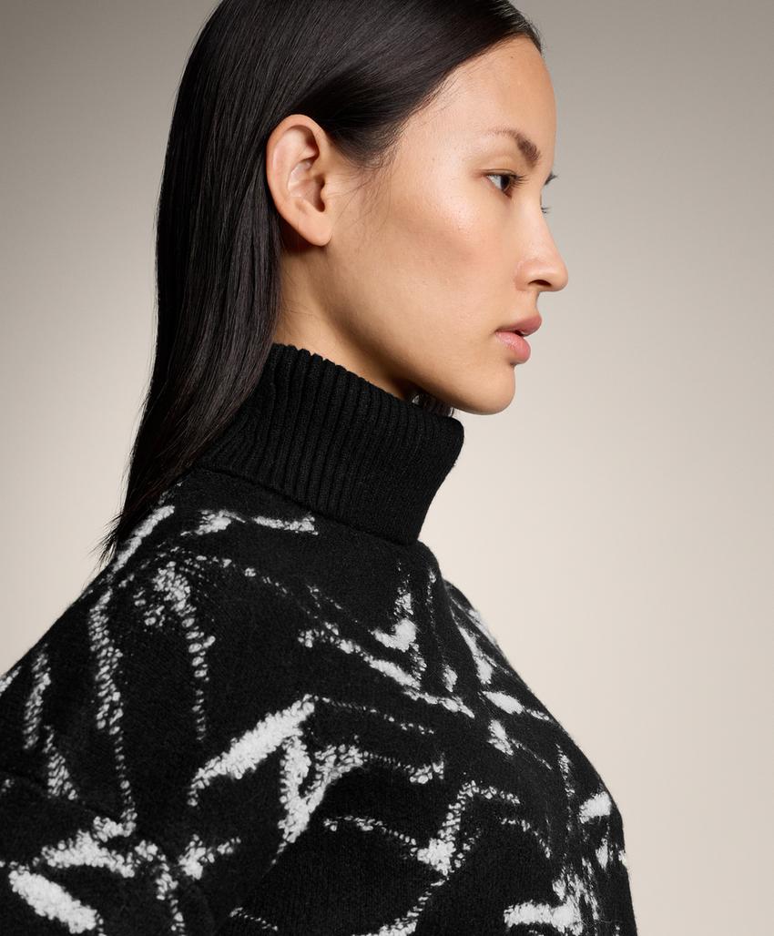 Пуловер с горным узором