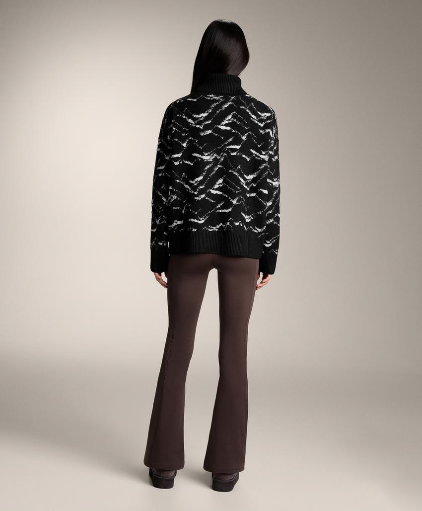 Пуловер с горным узором