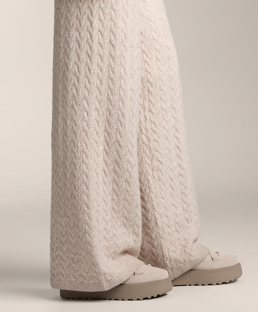 Брюки прямого кроя с косами из кабельной вязки