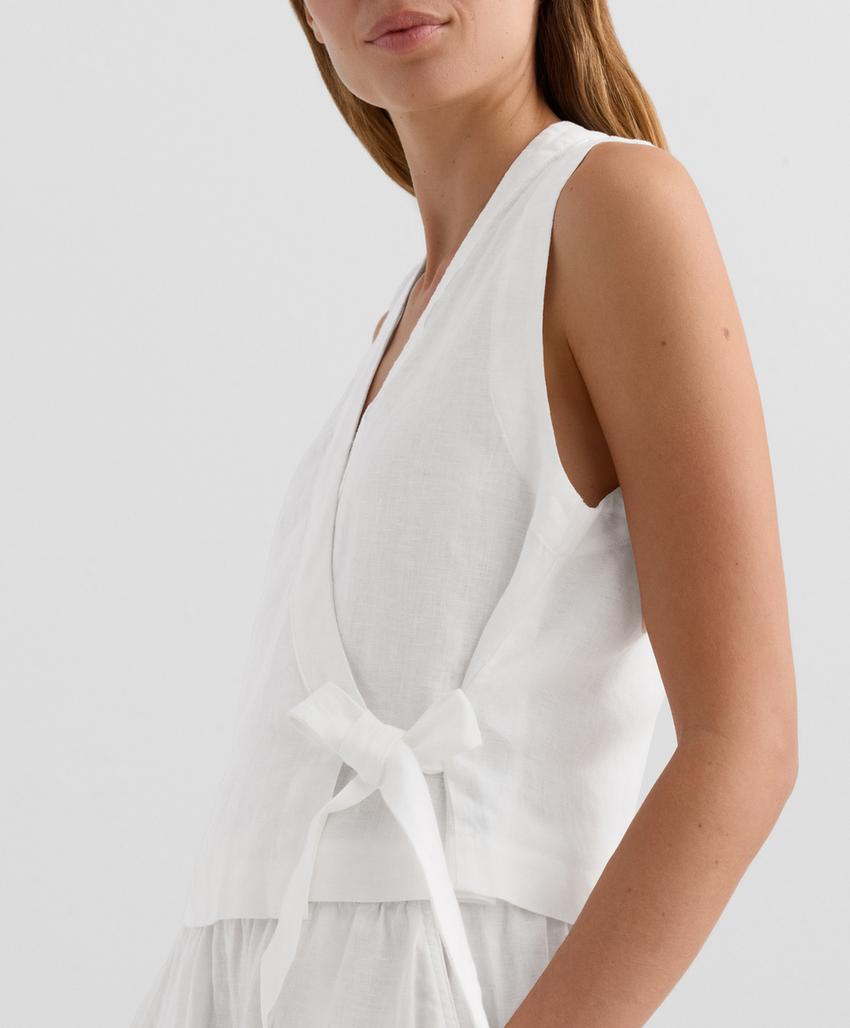 Топ из 100% льна с переплетающимися крест-накрест полосками и завязкой