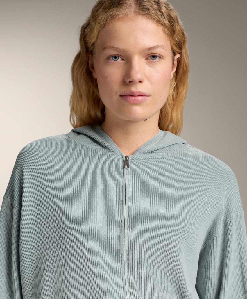 Трикотажная куртка с капюшоном