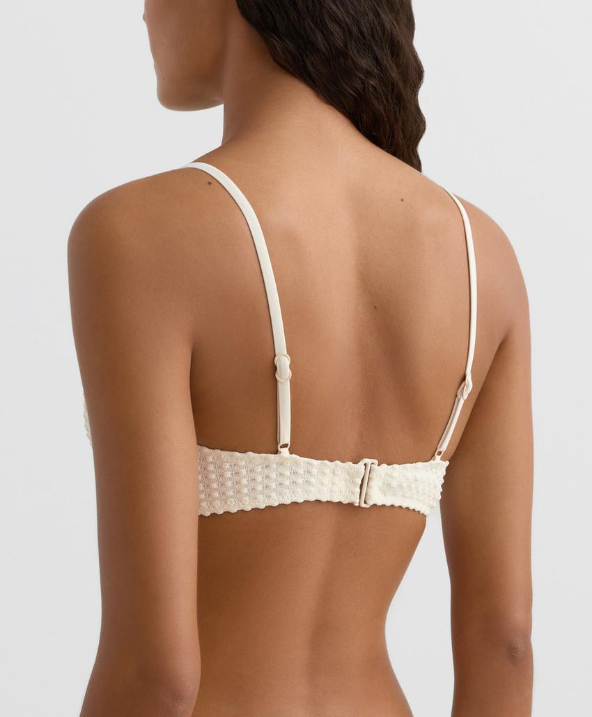 Треугольный бюстгальтер бикини с объемным рисунком вязки