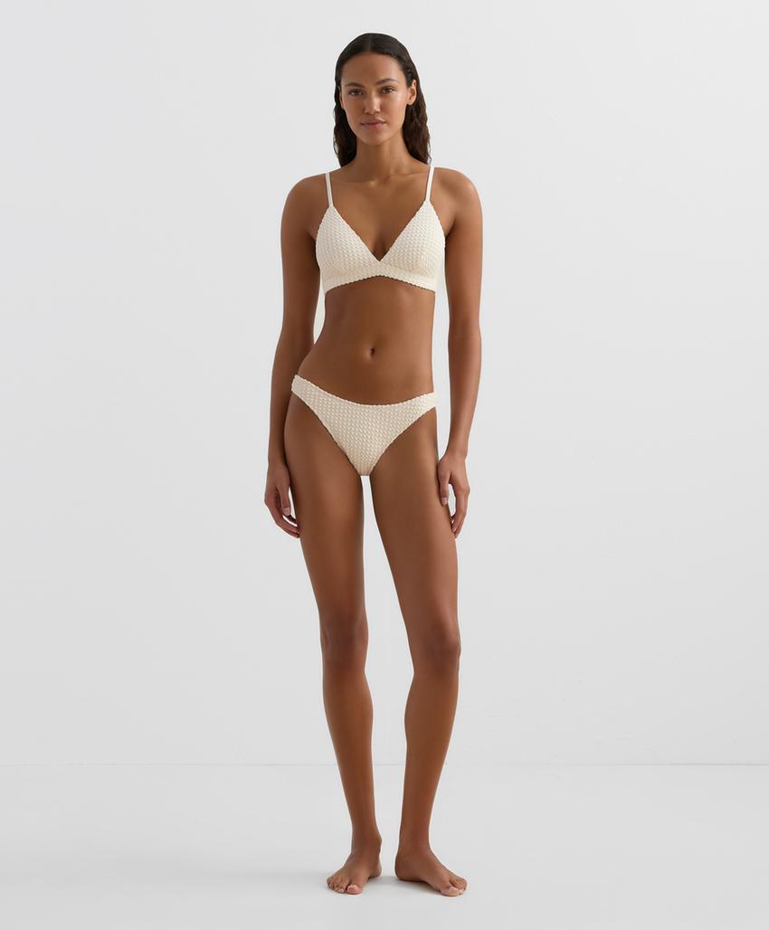 Треугольный бюстгальтер бикини с объемным рисунком вязки