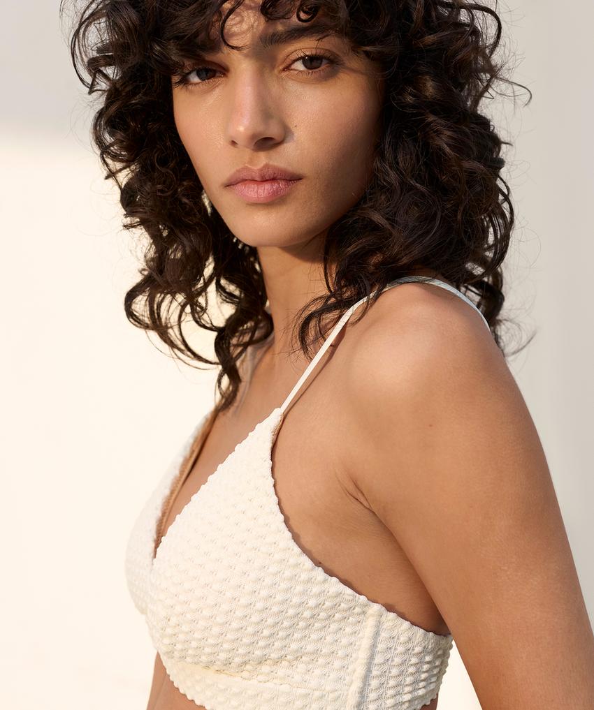 Треугольный бюстгальтер бикини с объемным рисунком вязки