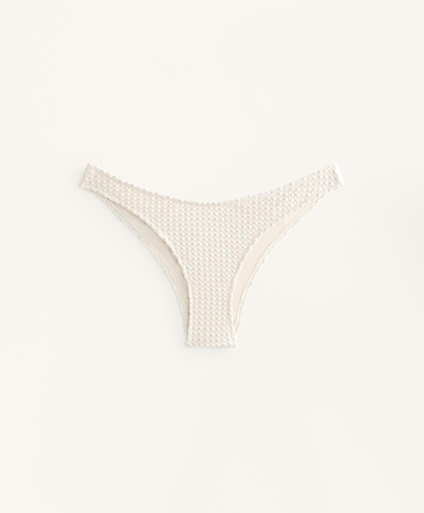 Бикини-слип среднего покрытия u-образного кроя с объемным рисунком вязки