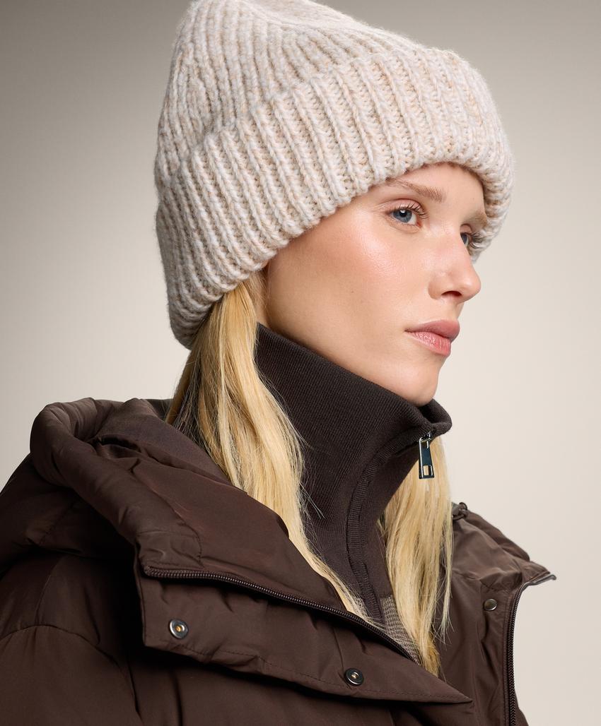 Шерстяная вязаная шапка с вкраплениями