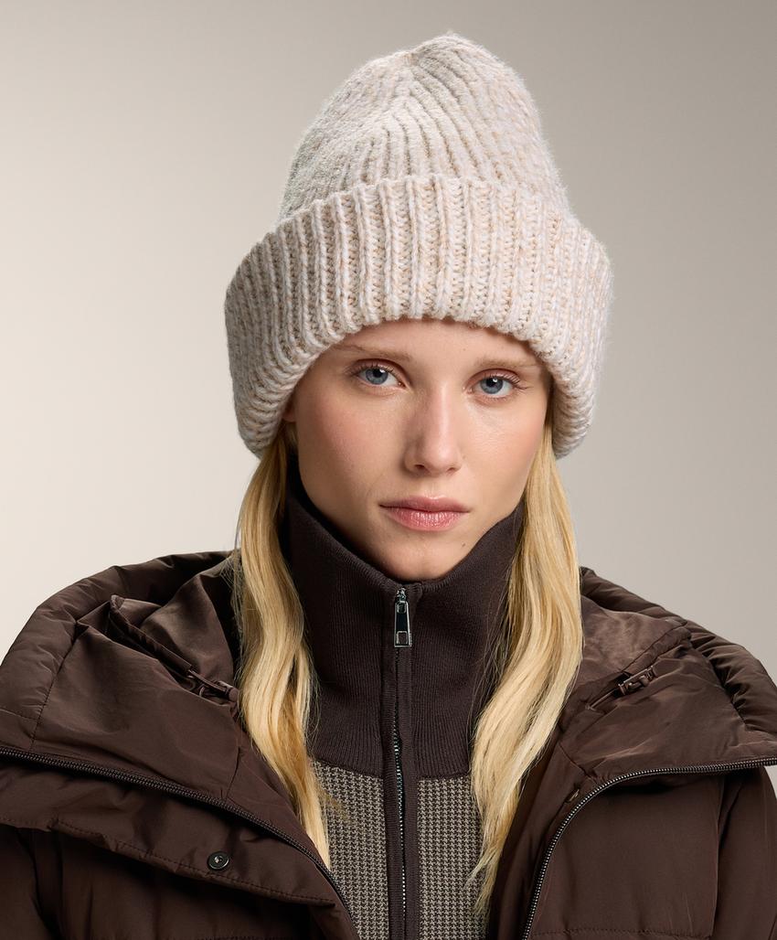 Шерстяная вязаная шапка с вкраплениями