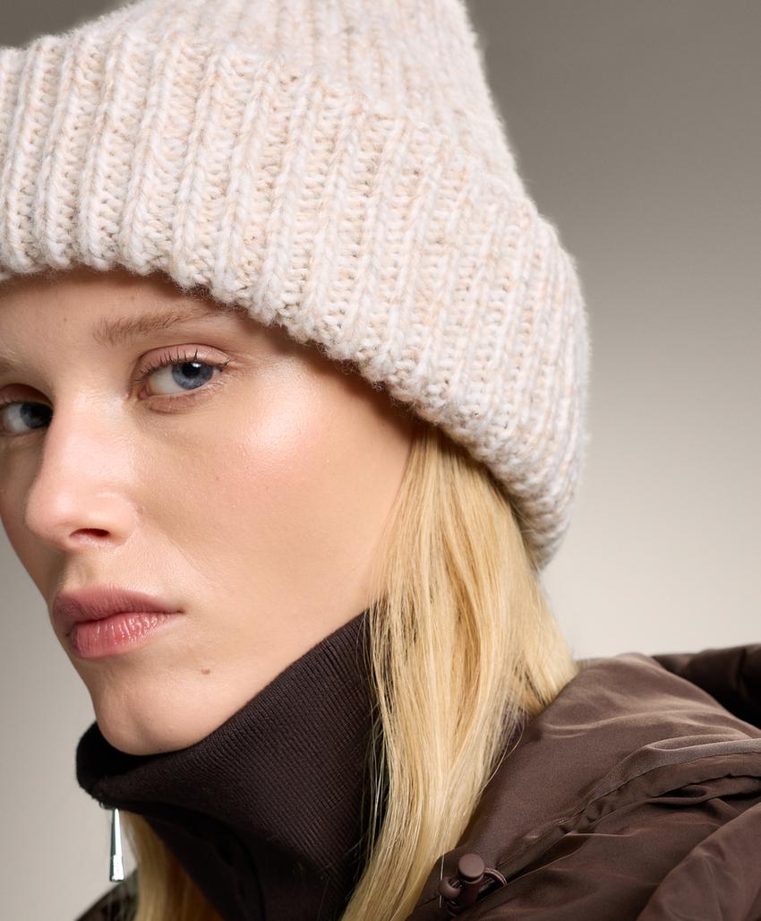 Шерстяная вязаная шапка с вкраплениями