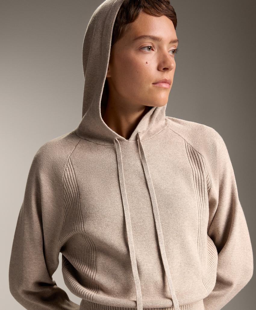 Джемпер из рельефной вязки с капюшоном на завязках и поясом на талии