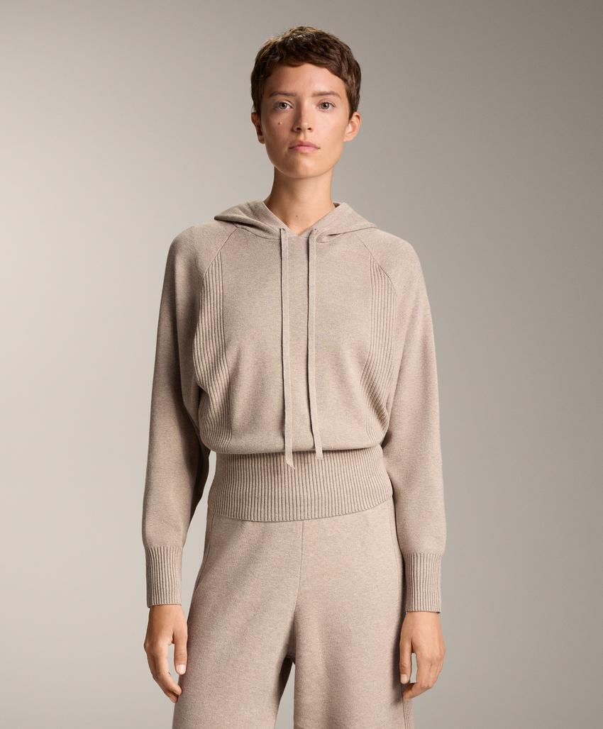 Джемпер из рельефной вязки с капюшоном на завязках и поясом на талии