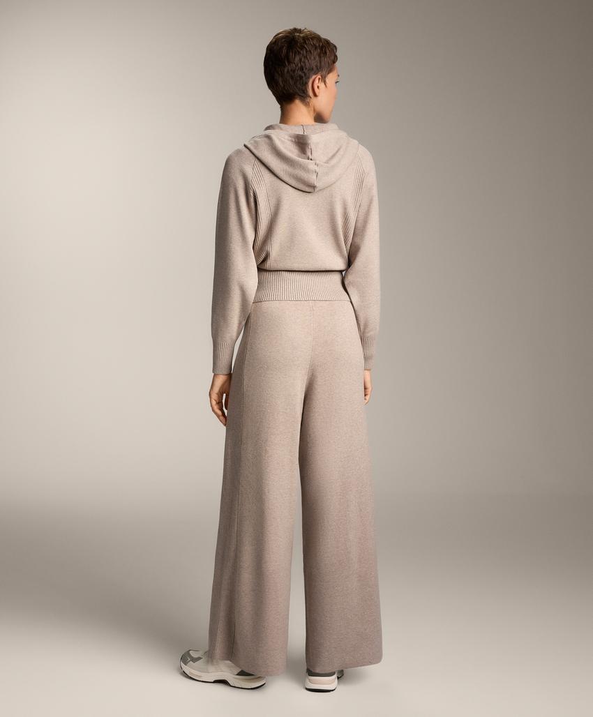 Джемпер из рельефной вязки с капюшоном на завязках и поясом на талии