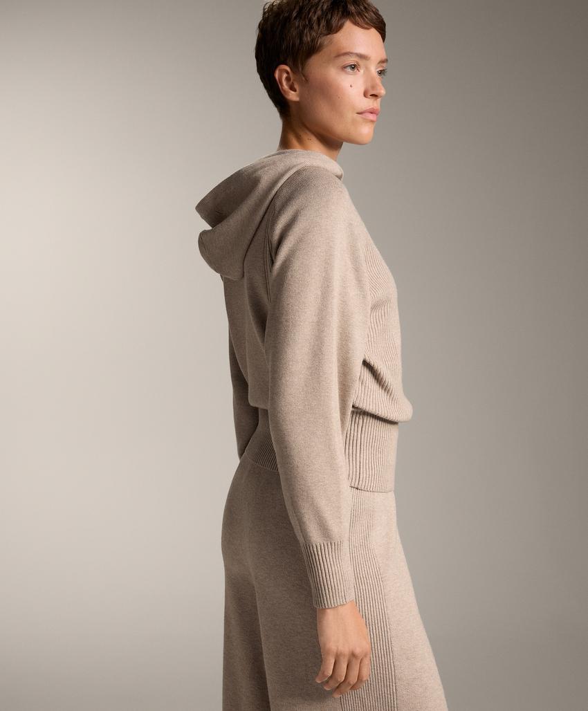 Джемпер из рельефной вязки с капюшоном на завязках и поясом на талии