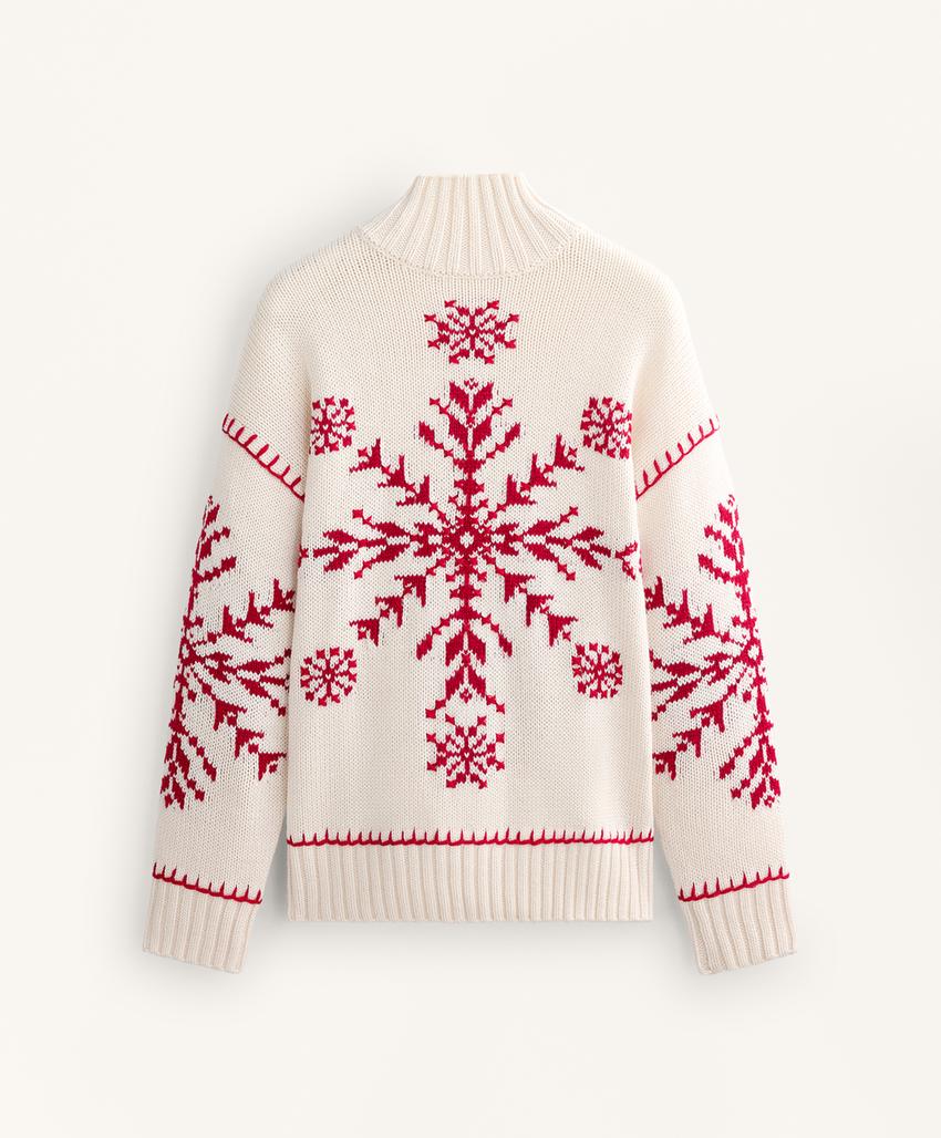 Вязанный свитер с вышитыми снежинками