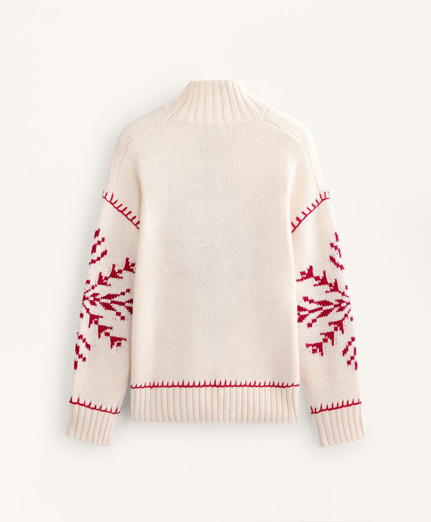 Вязанный свитер с вышитыми снежинками