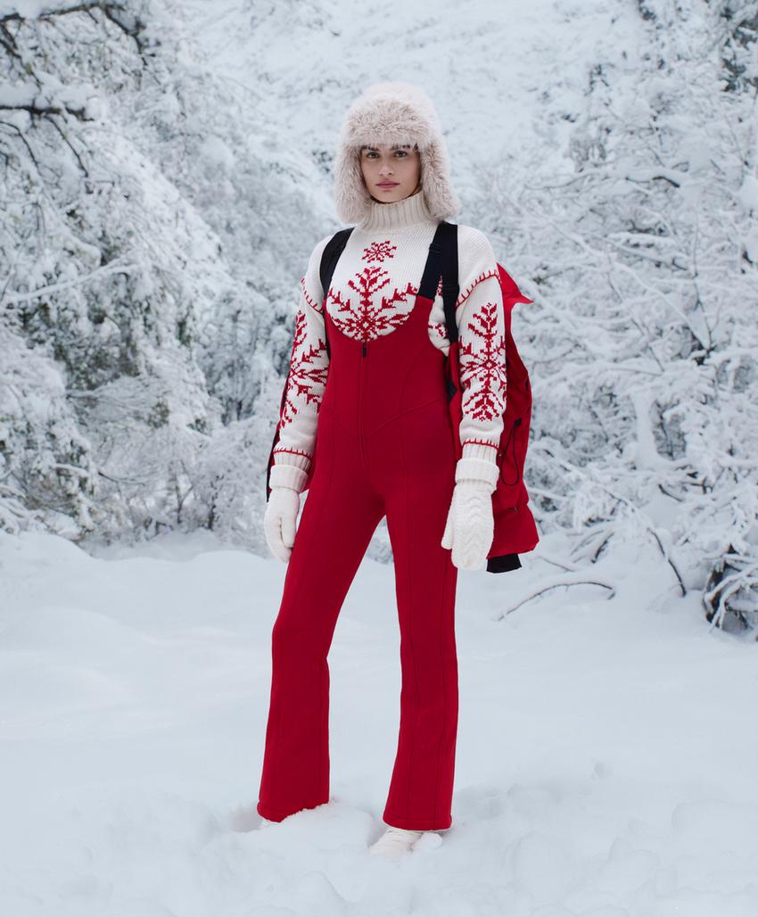 Вязанный свитер с вышитыми снежинками