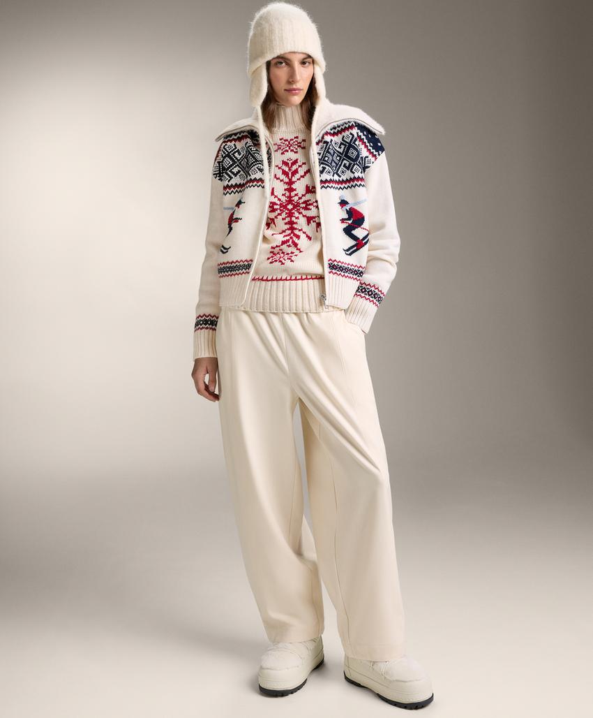 Вязанный свитер с вышитыми снежинками