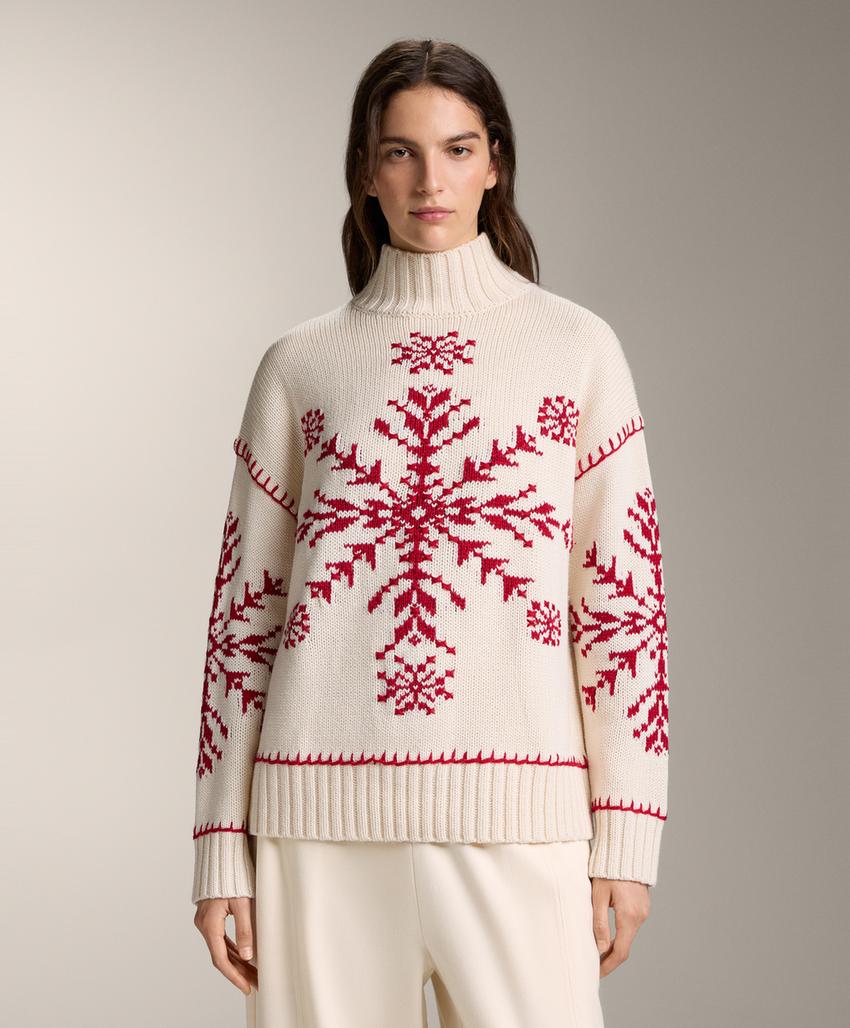 Вязанный свитер с вышитыми снежинками