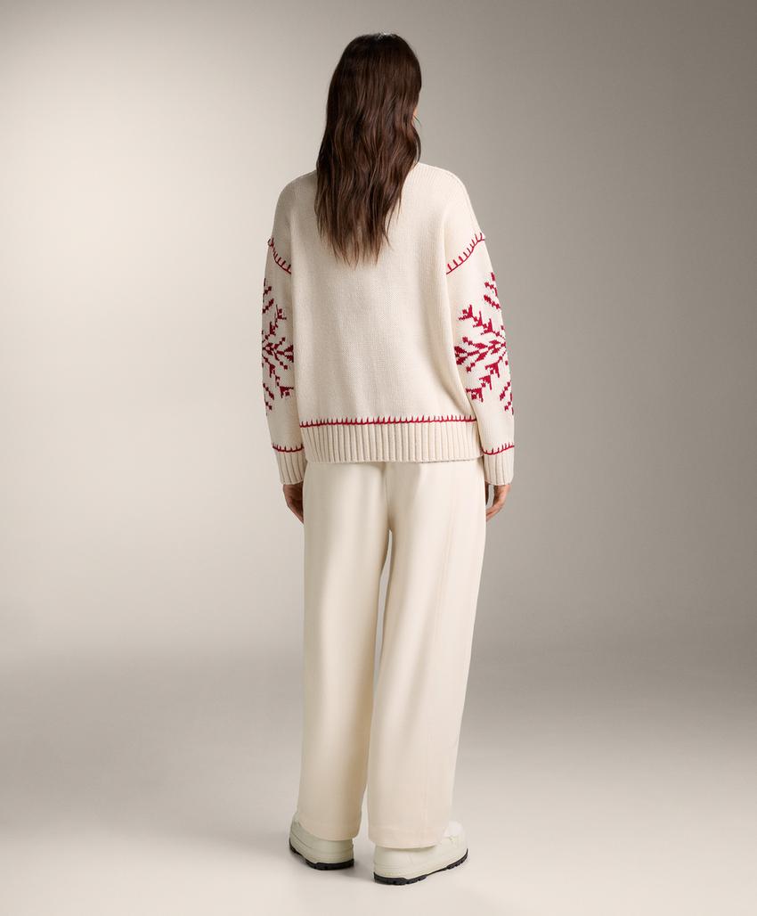 Вязанный свитер с вышитыми снежинками