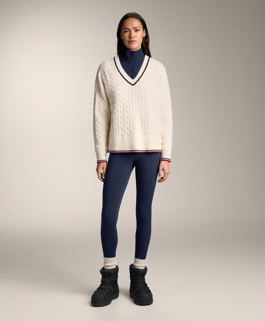 Вязаный свитер с V-образным вырезом и узором «мини-косы»