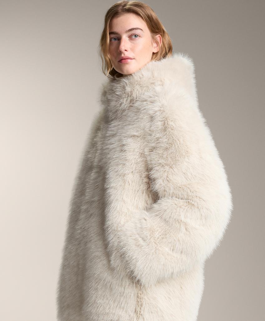 Пуховик с капюшоном из искусственного меха