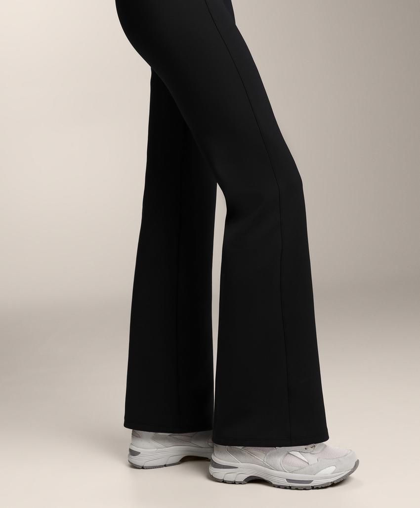 Расклешенные брюки с высокой посадкой и эффектом неопрена