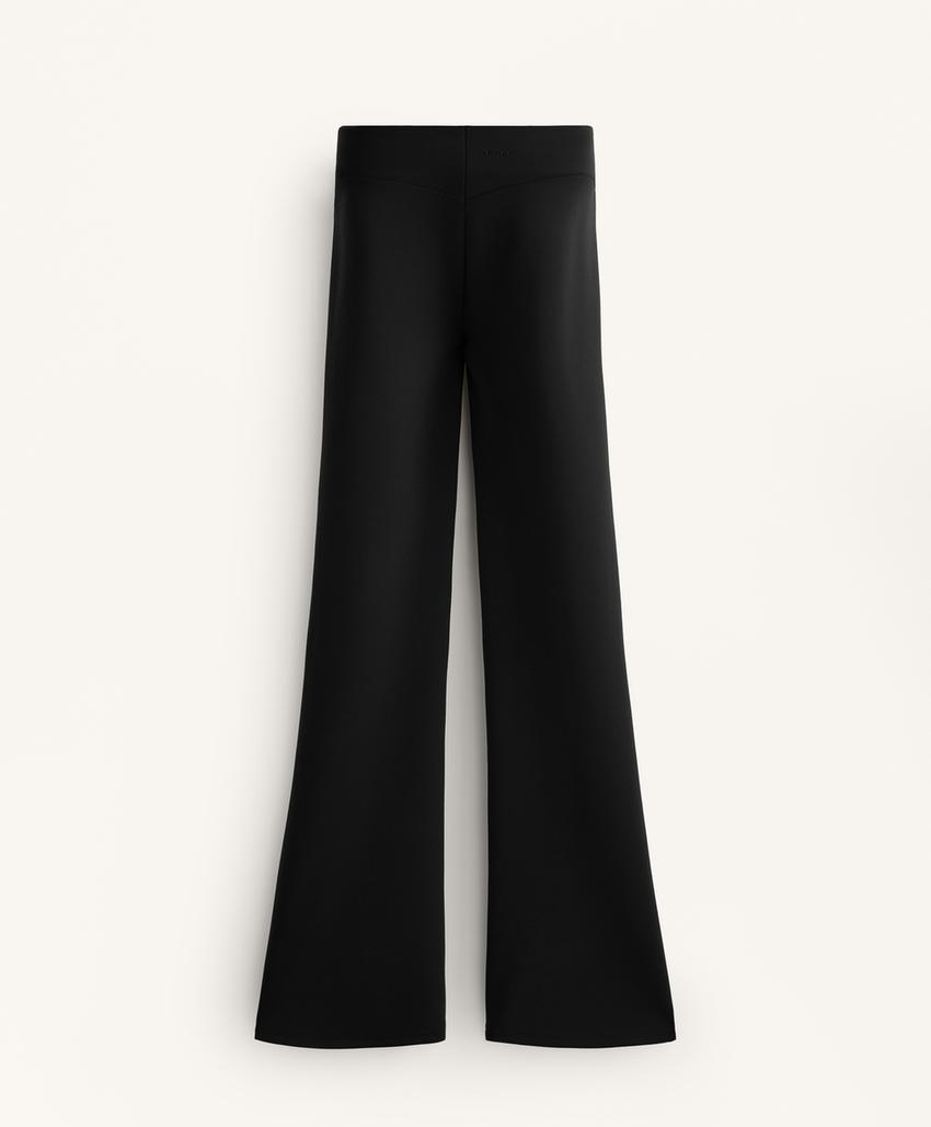 Расклешенные брюки с высокой посадкой и эффектом неопрена