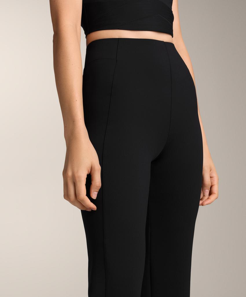 Расклешенные брюки с высокой посадкой и эффектом неопрена