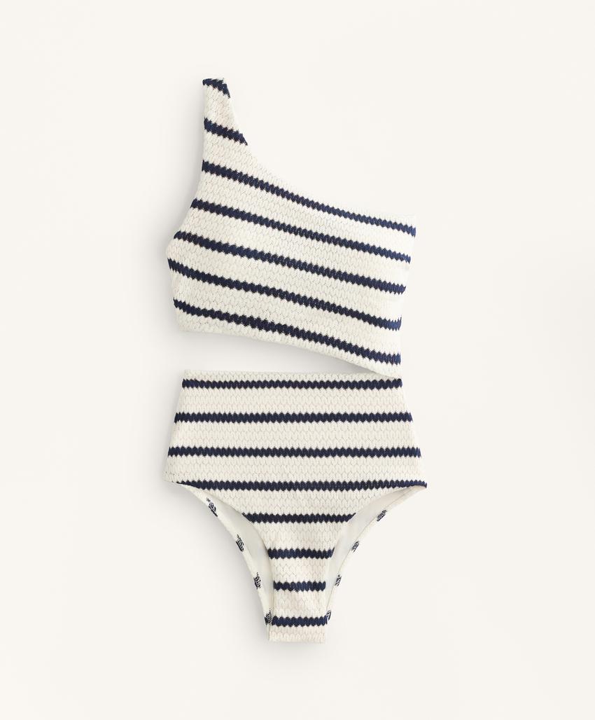 Асимметричный купальник трикини в полоску вязаный