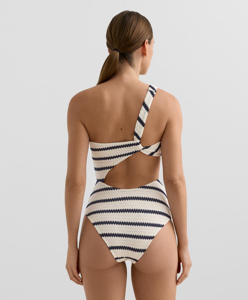 Асимметричный купальник трикини в полоску вязаный