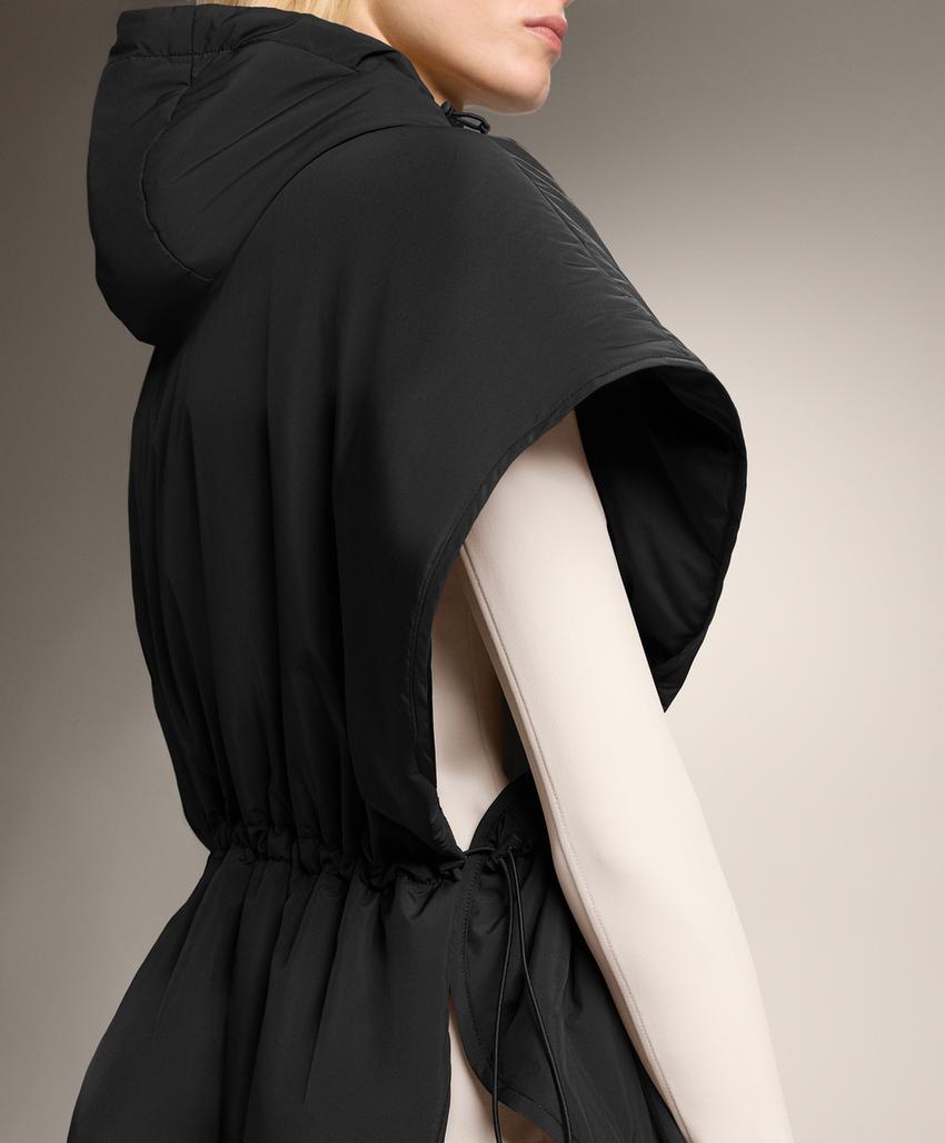 Стеганый жилет с капюшоном