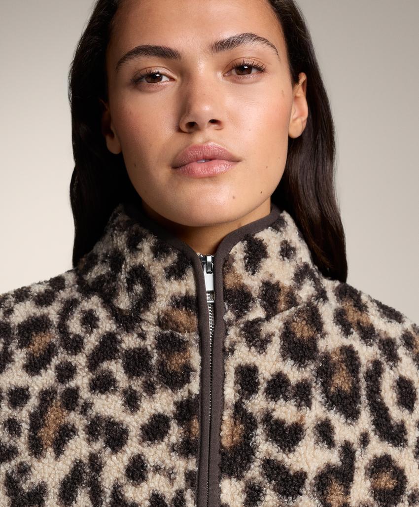 Жилет из искусственной овчины с леопардовым принтом